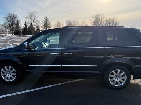 Used 2012 Chrysler Town & Country Touring-L w/ Driver Convenience Group image 6