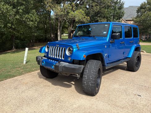 Used 2016 Jeep Wrangler Unlimited Sahara w/ Connectivity Group image 4