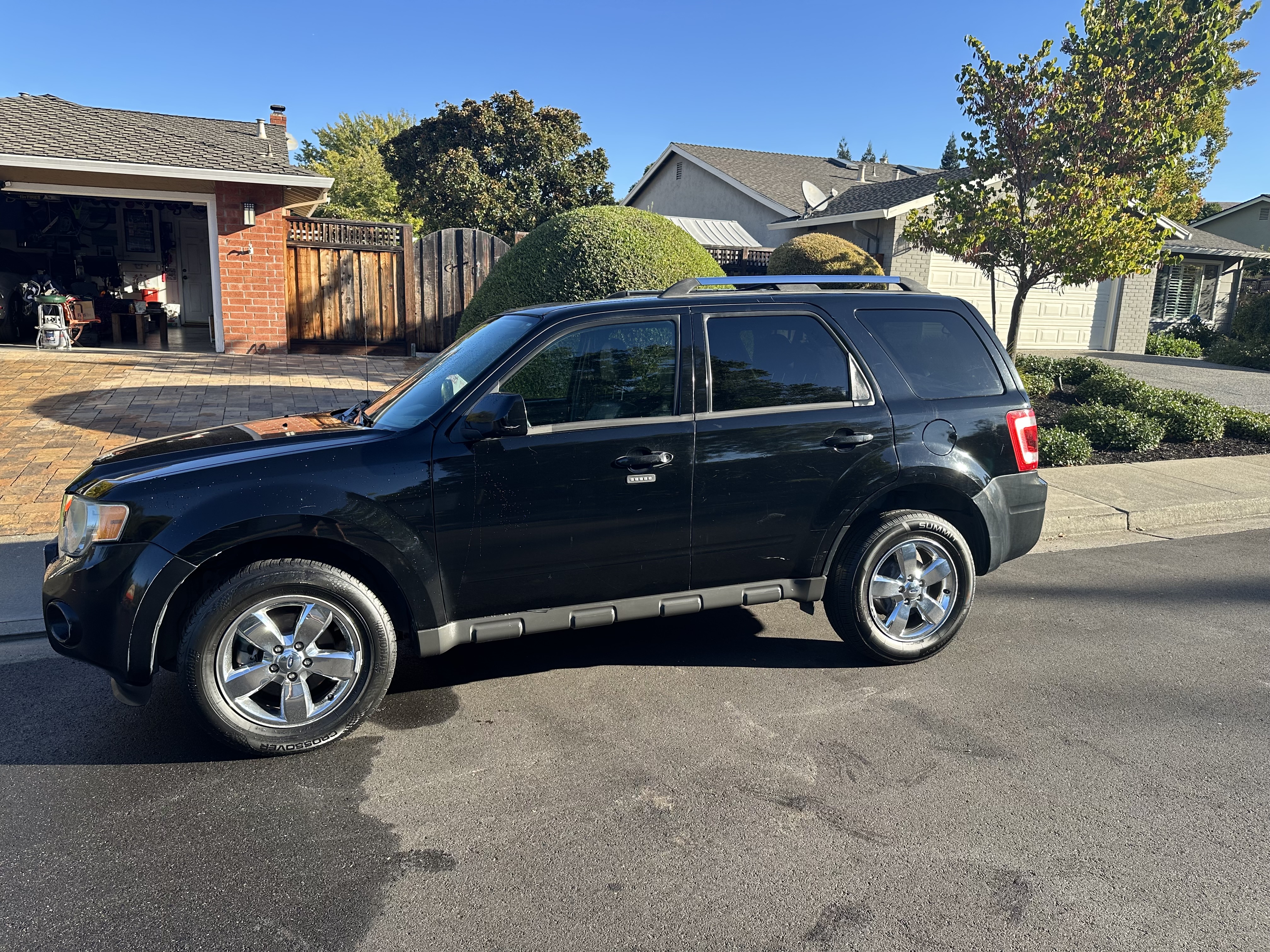 Used 2010 Ford Escape Limited FWD image 1