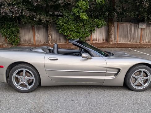 Used 2000 Chevrolet Corvette Convertible w/ Memory Pkg image 1