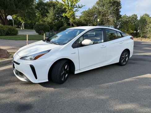 Used 2021 Toyota Prius XLE image 5