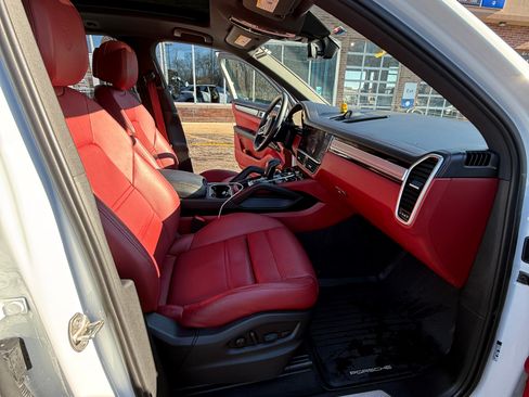 Used 2023 Porsche Cayenne Platinum Edition image 12