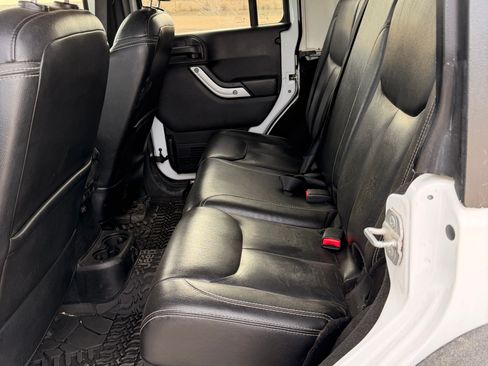 Used 2014 Jeep Wrangler Unlimited Rubicon image 11