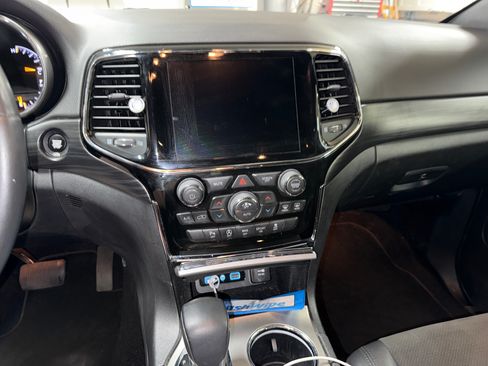 Used 2019 Jeep Grand Cherokee Altitude AWD/4WD image 18
