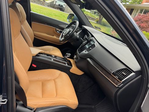 Used 2018 Volvo XC90 T6 Momentum w/ Convenience Package AWD/4WD image 5