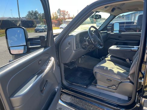 Used 2006 Chevrolet Silverado 2500 LT w/ Heavy-Duty Power Package image 11