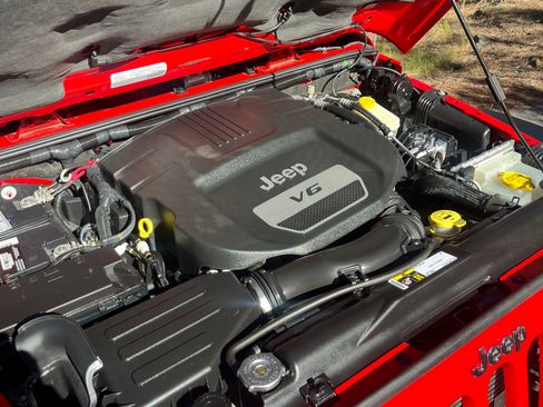 Used 2015 Jeep Wrangler Unlimited Rubicon w/ Connectivity Group image 9