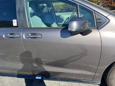 Used 2023 Toyota Sienna Limited image 21