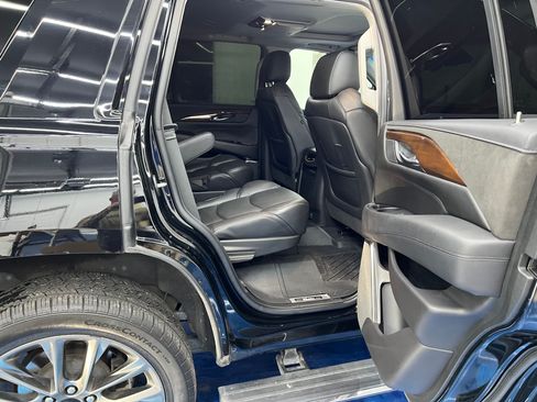 Used 2019 Cadillac Escalade Premium Luxury w/ Escalade Sport Edition AWD/4WD image 18