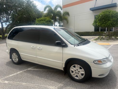Used 1996 Dodge Caravan ES FWD image 1