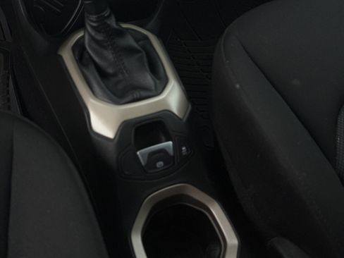 Used 2015 Jeep Renegade Latitude image 2