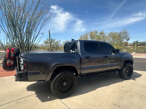 Used 2021 Toyota Tacoma Limited image 1