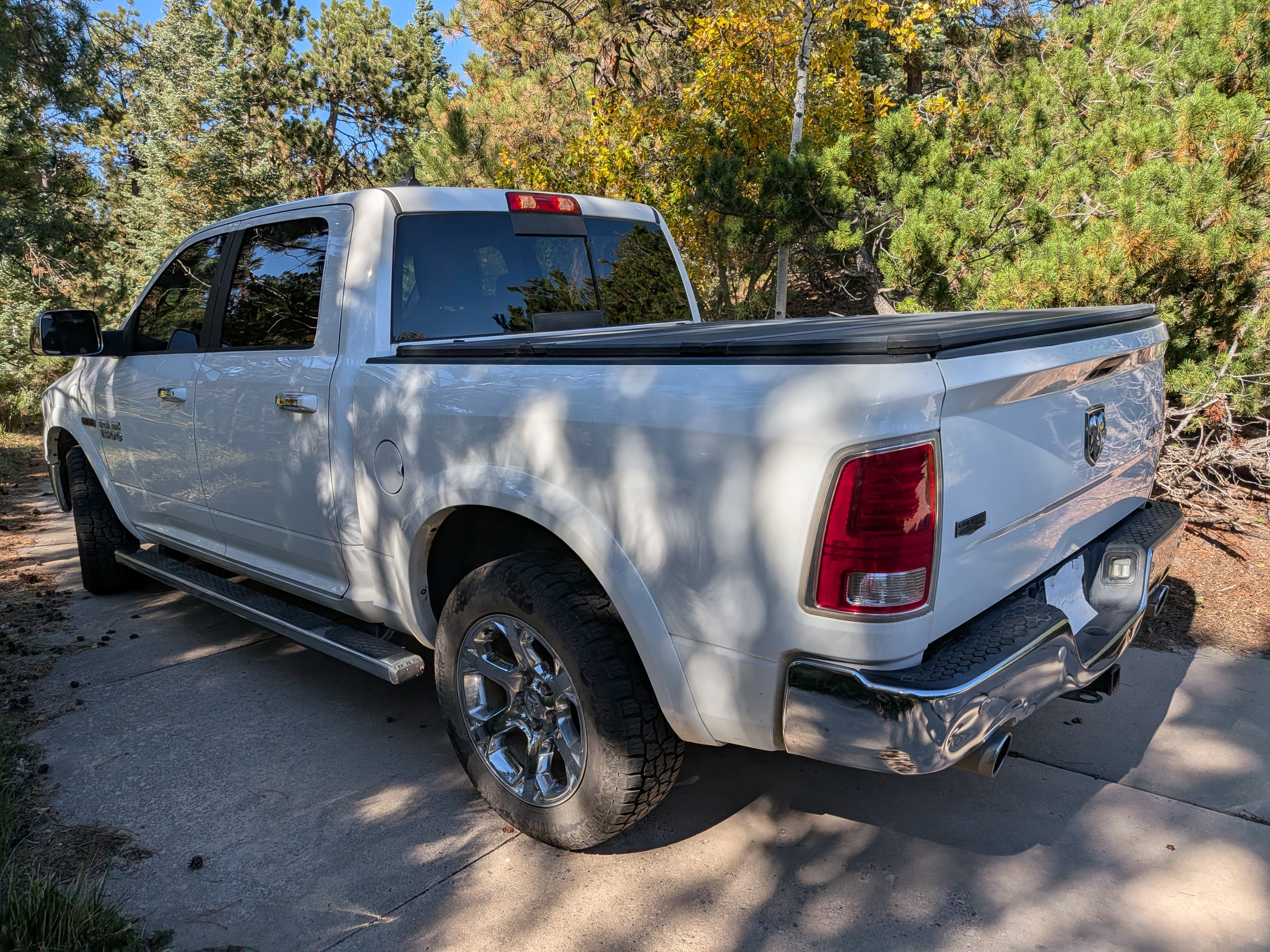 Used 2018 RAM 1500 Laramie AWD/4WD image 1