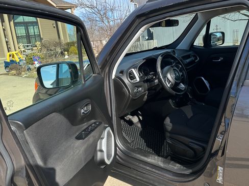 Used 2018 Jeep Renegade Latitude w/ Cold Weather Group image 16