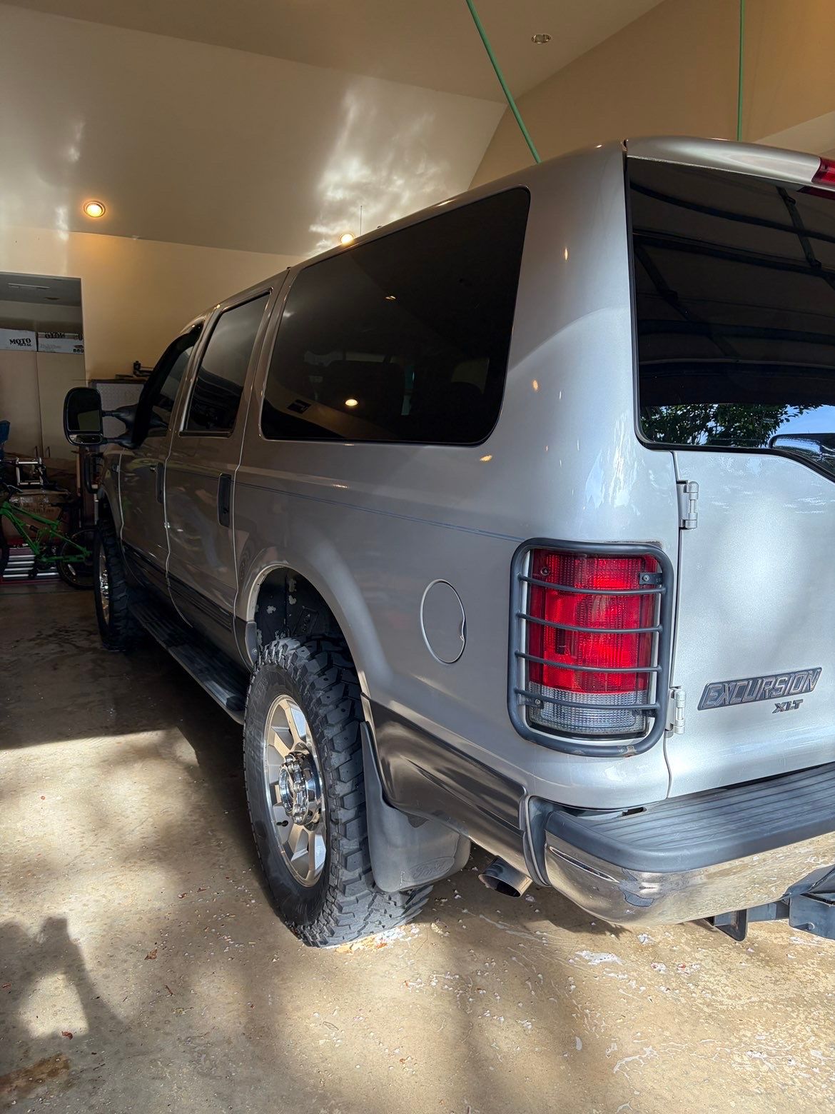 Used 2005 Ford Excursion XLT AWD/4WD image 2