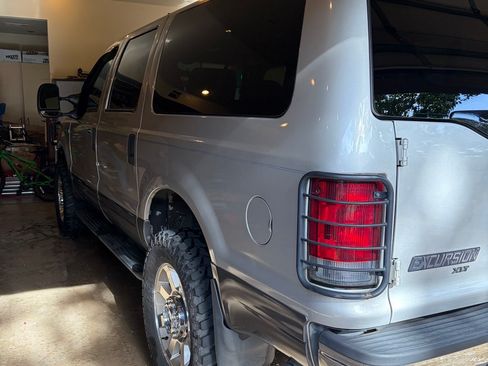 Used 2005 Ford Excursion XLT AWD/4WD image 2