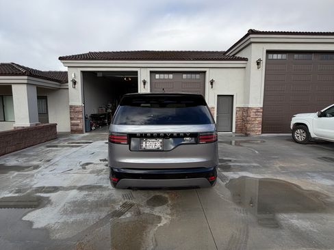 Used 2021 Land Rover Discovery S R-Dynamic image 6