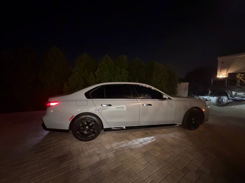 Used 2024 BMW 760i xDrive w/ Premium Package 2 AWD/4WD image 2