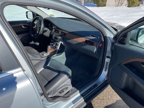 Used 2010 Volvo XC70 3.2 image 9