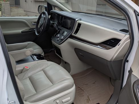 Used 2017 Toyota Sienna XLE w/ XLE Navigation Package image 4