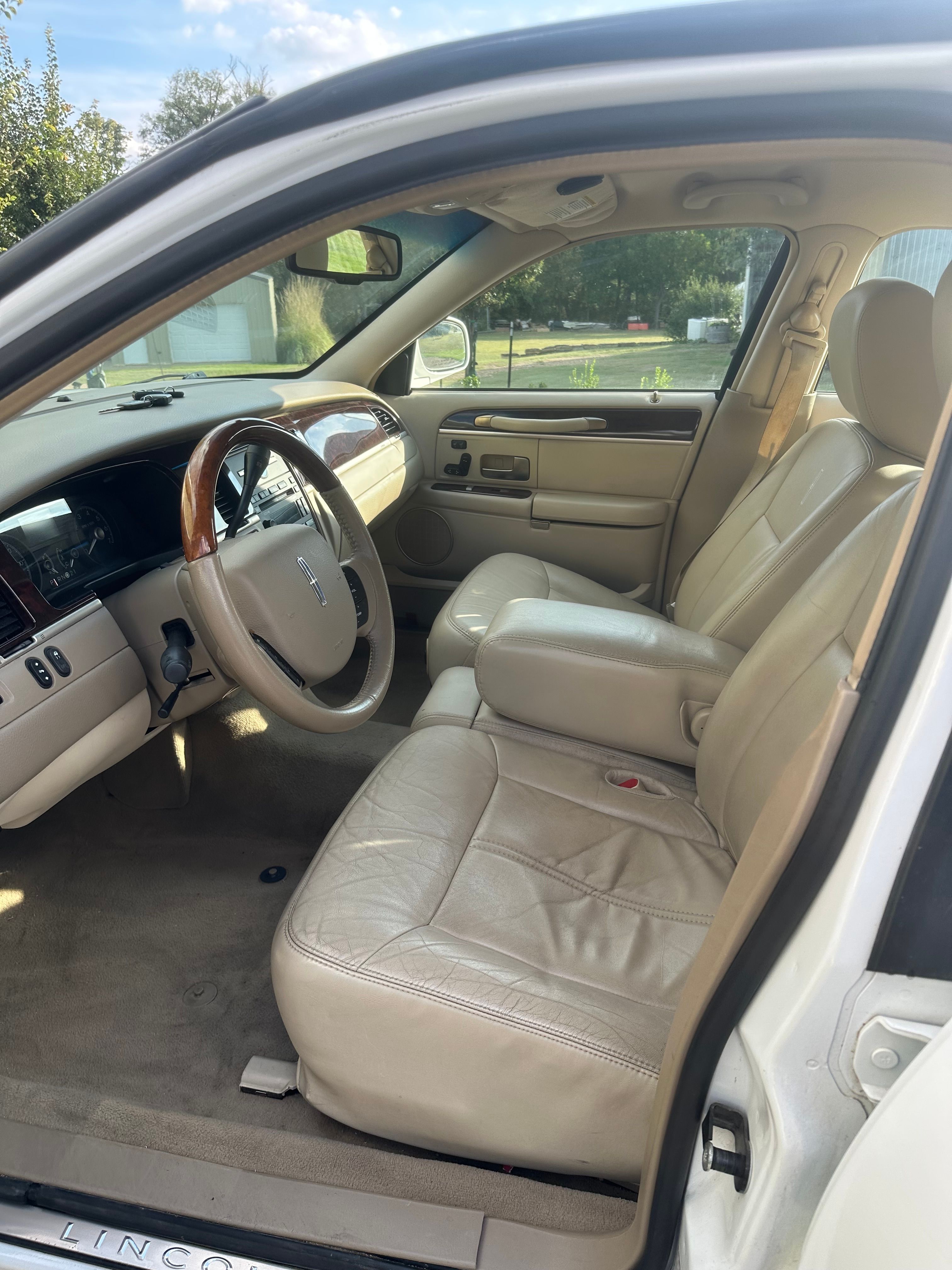 Used 2011 Lincoln Town Car Signature Limited RWD image 27