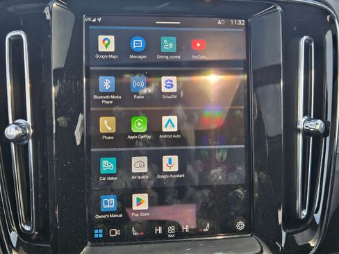 Used 2025 Volvo XC40 B5 Plus image 12