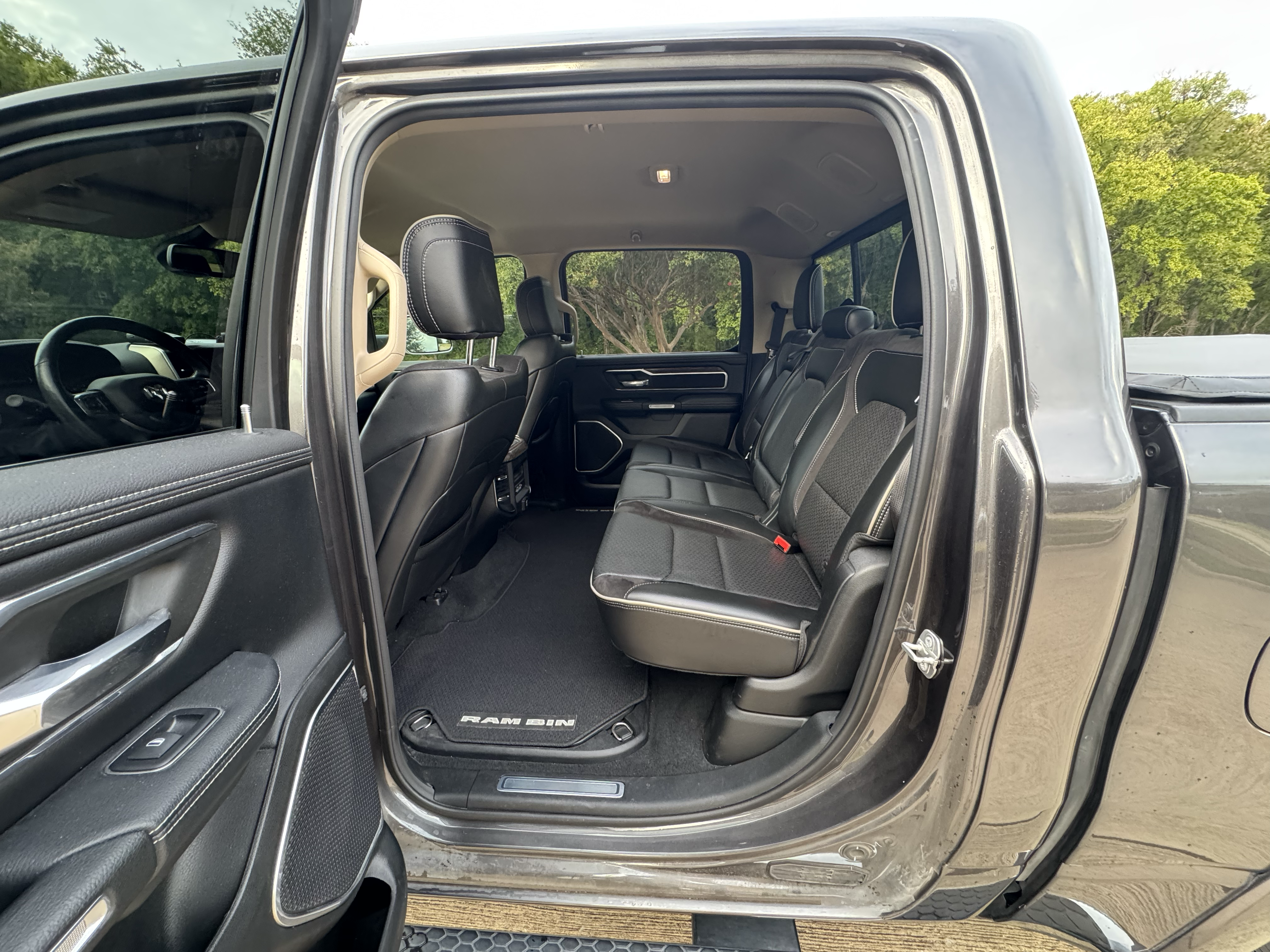 Used 2019 RAM 1500 Laramie AWD/4WD image 12