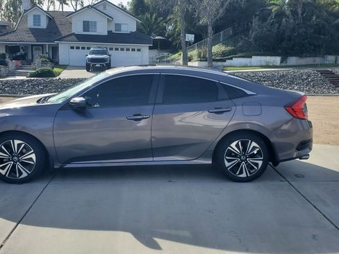 Used 2018 Honda Civic EX-T image 2