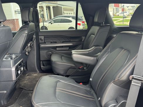Used 2024 Ford Expedition Platinum image 9