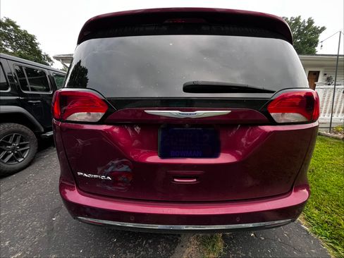 Used 2018 Chrysler Pacifica Touring-L FWD image 4
