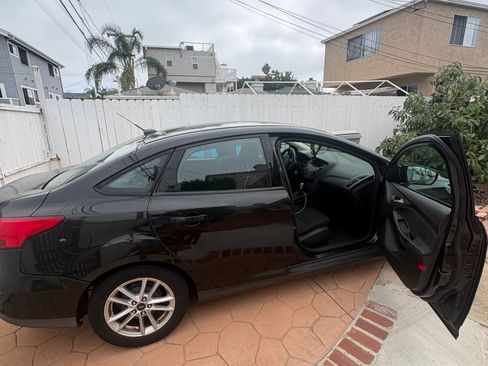 Used 2015 Ford Focus SE w/ Reverse Sensing Package FWD image 5