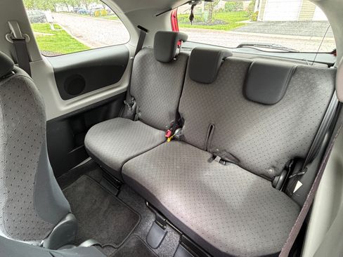 Used 2010 Toyota Yaris 2-Door Hatchback FWD image 13