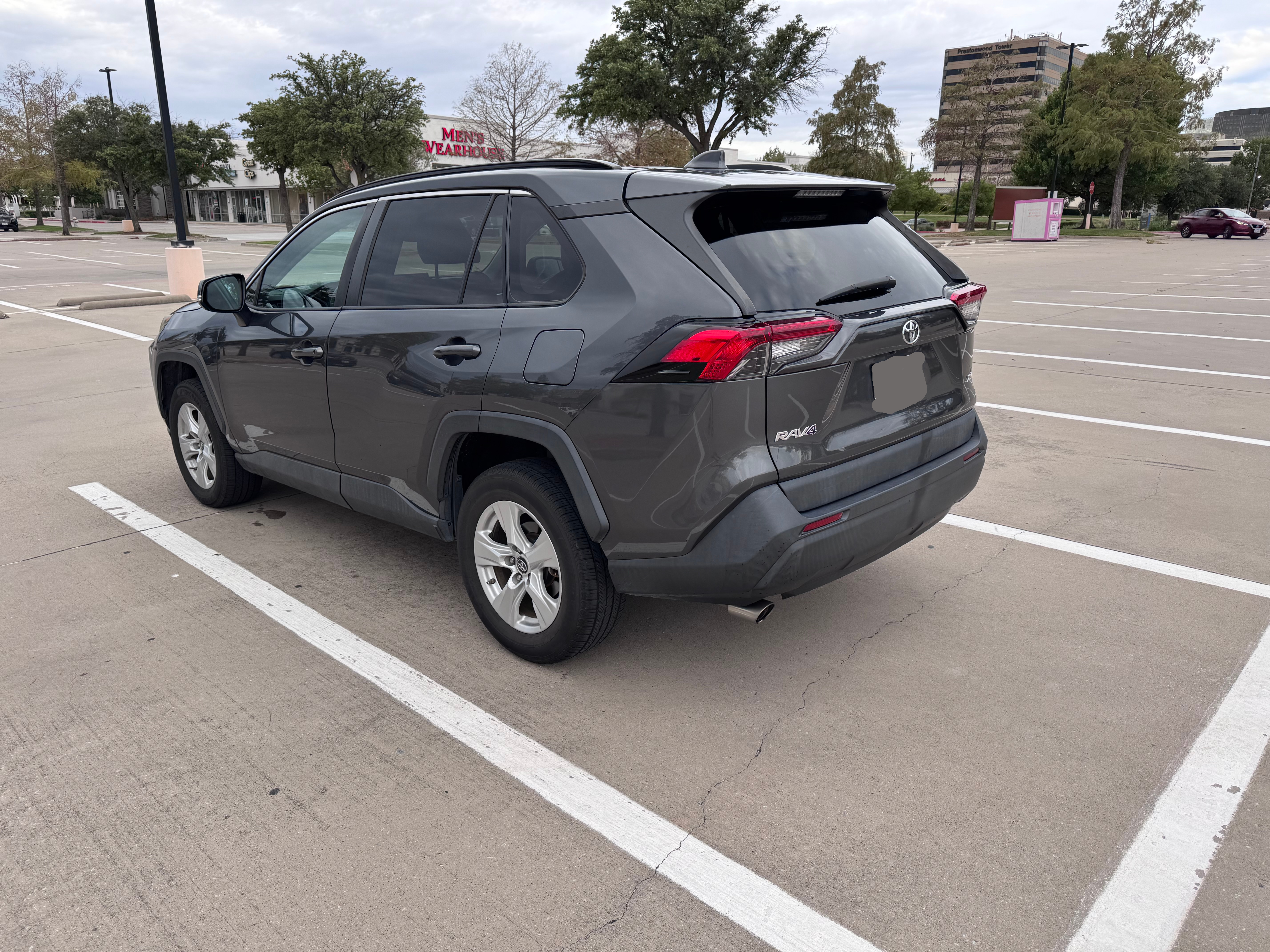 Used 2019 Toyota RAV4 XLE FWD image 6
