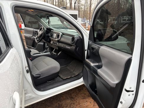 Used 2016 Toyota Tacoma SR5 image 9