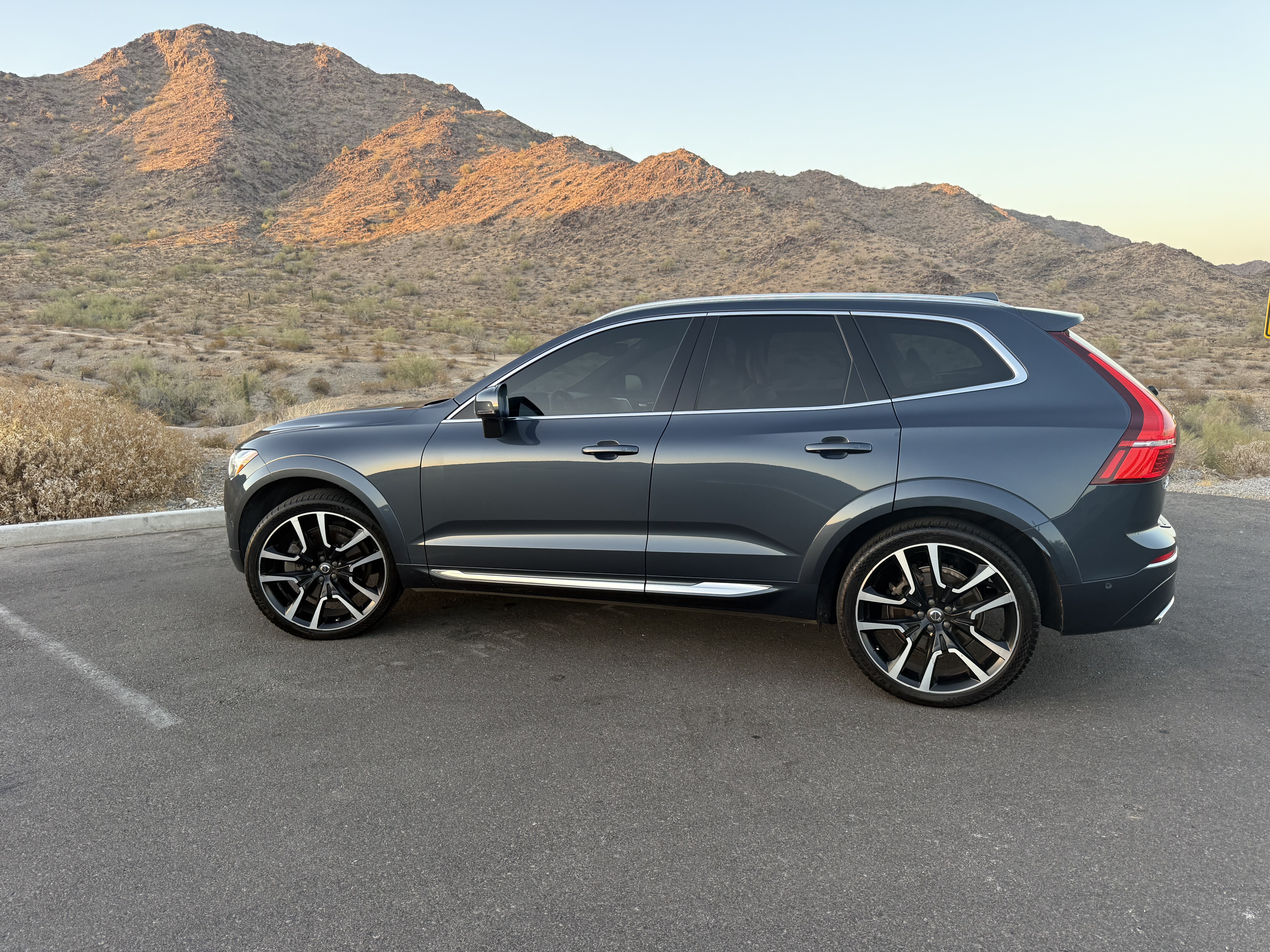 Used 2021 Volvo XC60 T6 Inscription AWD/4WD image 1