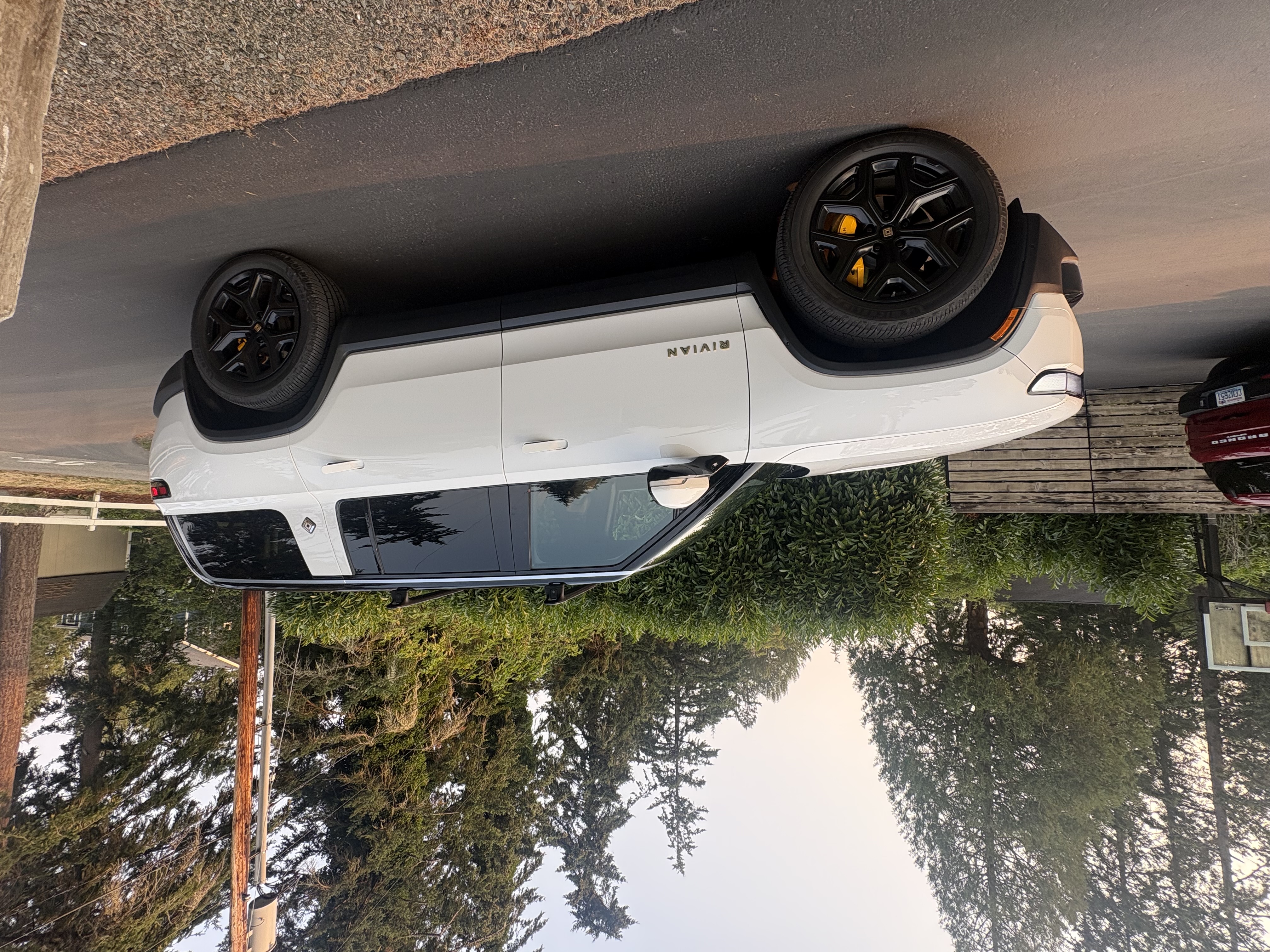Used 2022 Rivian R1S Launch Edition AWD/4WD image 1