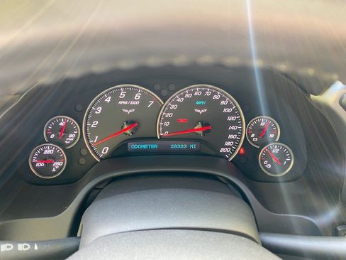 Used 2006 Chevrolet Corvette Coupe w/ Performance Package RWD image 17