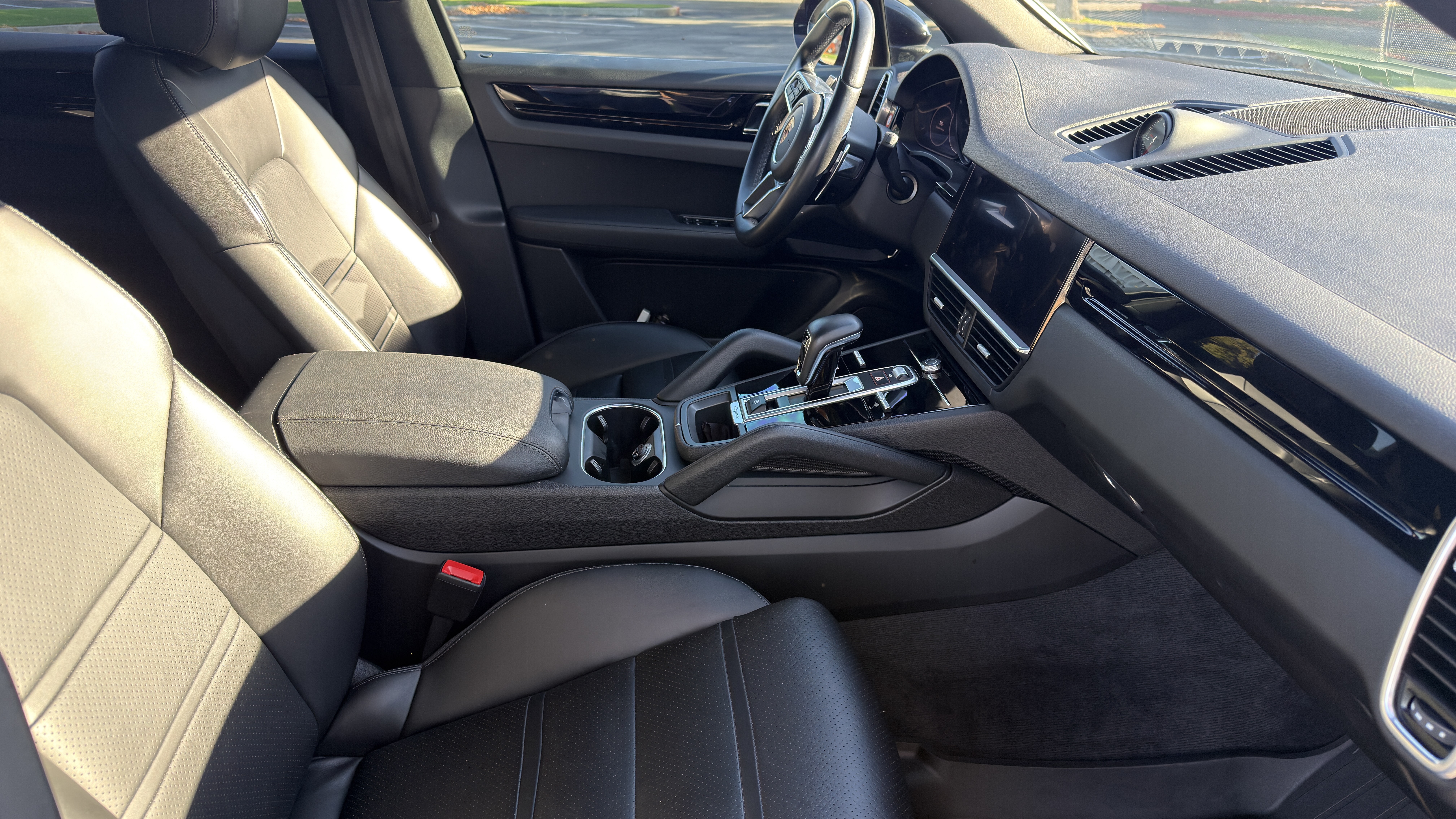 Used 2023 Porsche Cayenne w/ Premium Package AWD/4WD image 4
