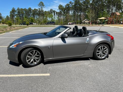 Used 2010 Nissan 370Z Touring image 4