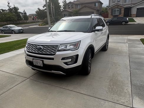 Used 2017 Ford Explorer Platinum AWD/4WD image 2