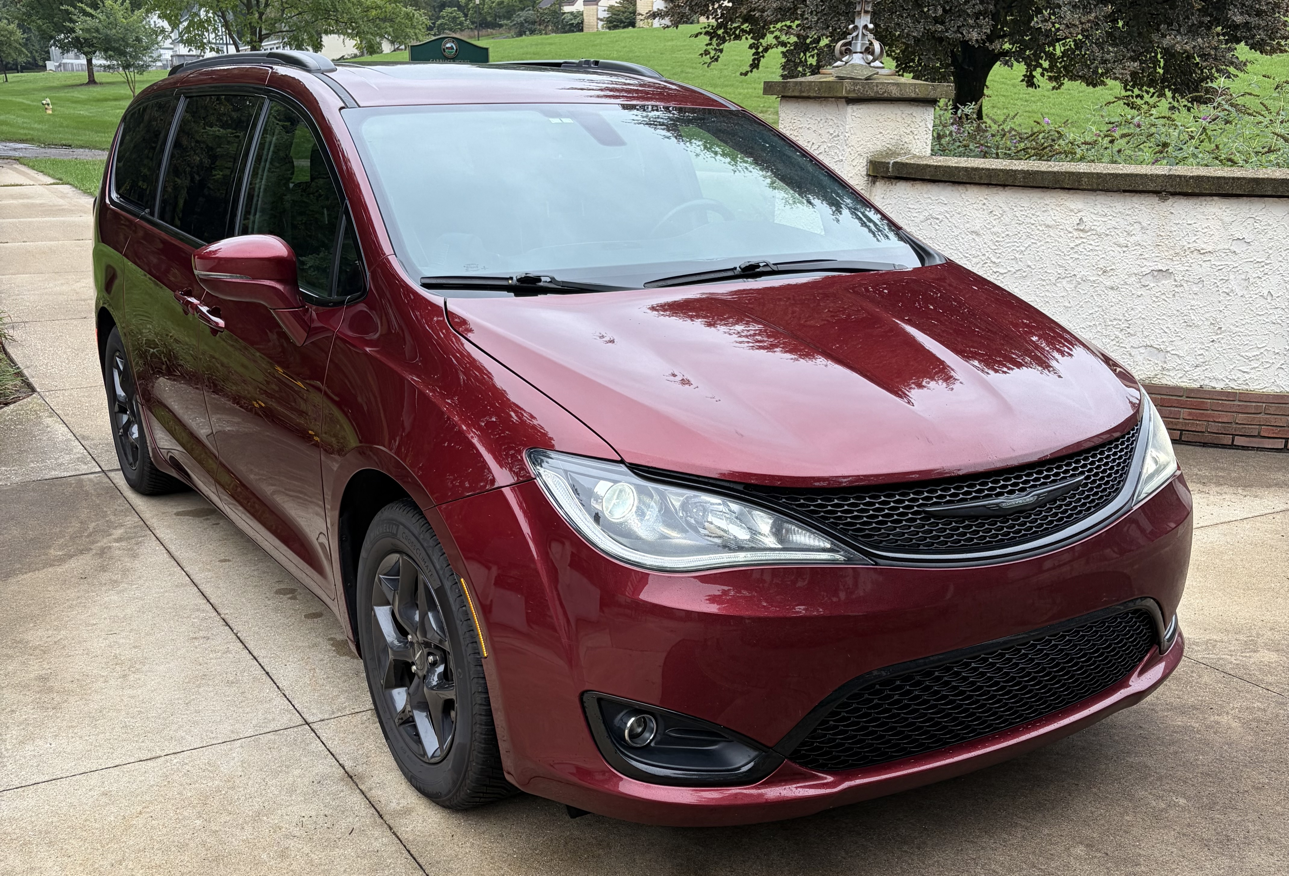 Used 2020 Chrysler Pacifica Limited w/ S Appearance Package FWD image 2