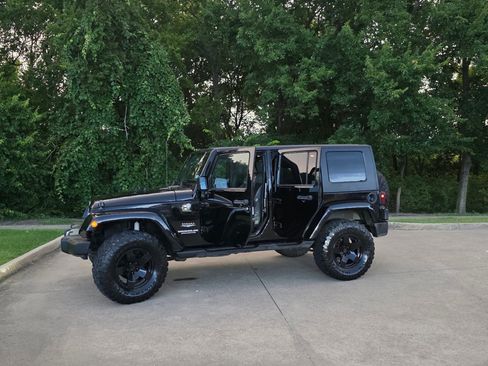 Used 2010 Jeep Wrangler Unlimited Sahara w/ Dual Top Group AWD/4WD image 11