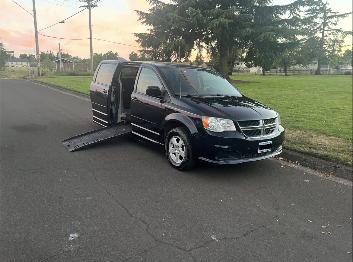 Used 2011 Dodge Grand Caravan Mainstreet w/ PWR Convenience Group FWD image 4