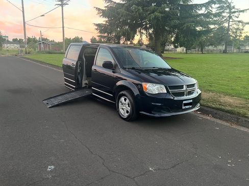 Used 2011 Dodge Grand Caravan Mainstreet w/ PWR Convenience Group FWD image 4