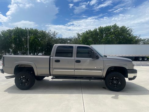 Used 2006 Chevrolet Silverado 2500 LT w/ Onstar Plus Package RWD image 5