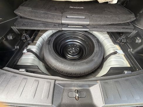 Used 2018 Nissan Rogue SV image 11