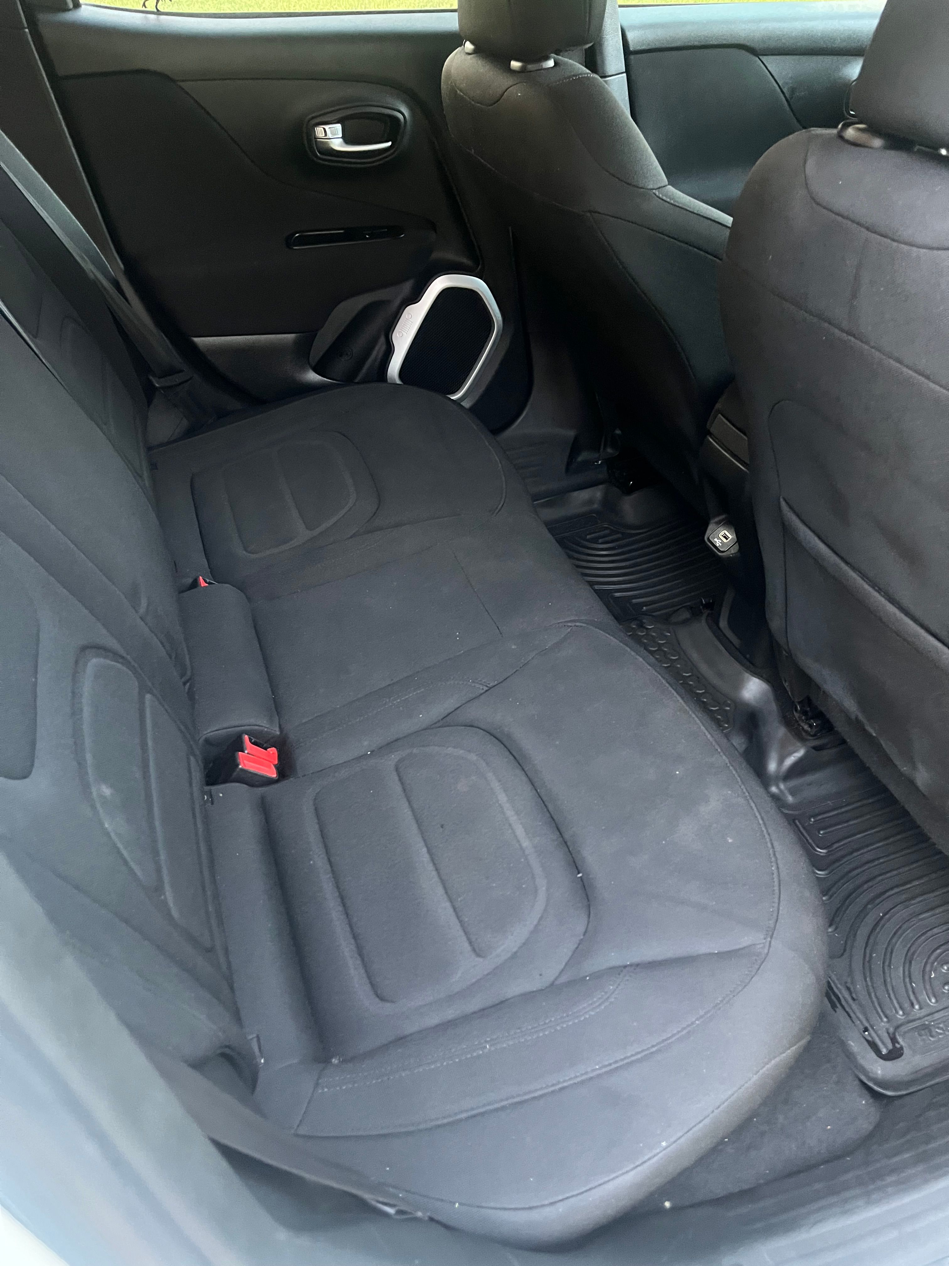 Used 2018 Jeep Renegade Latitude FWD image 9