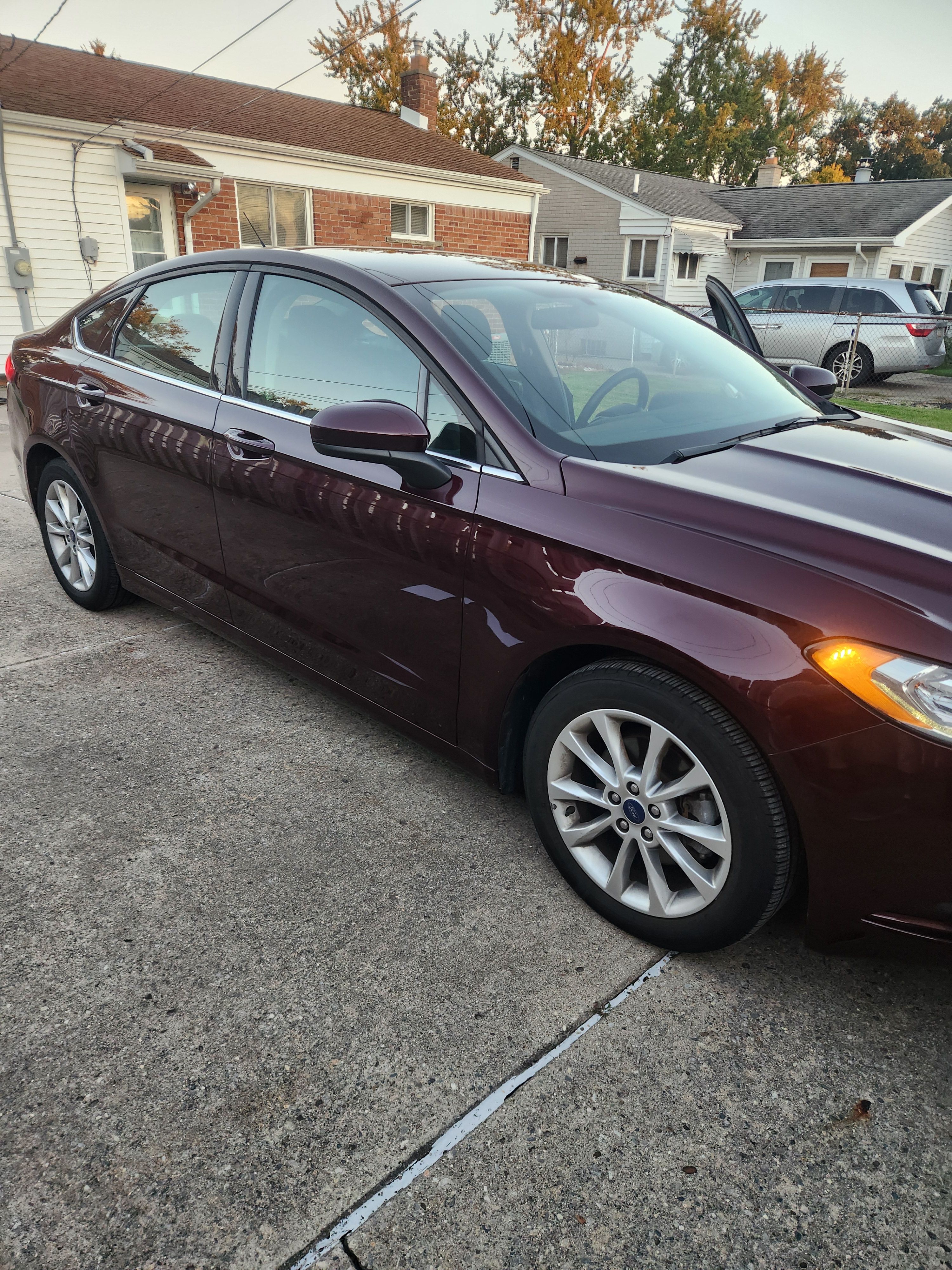 Used 2017 Ford Fusion SE w/ Fusion SE Technology Package FWD image 9