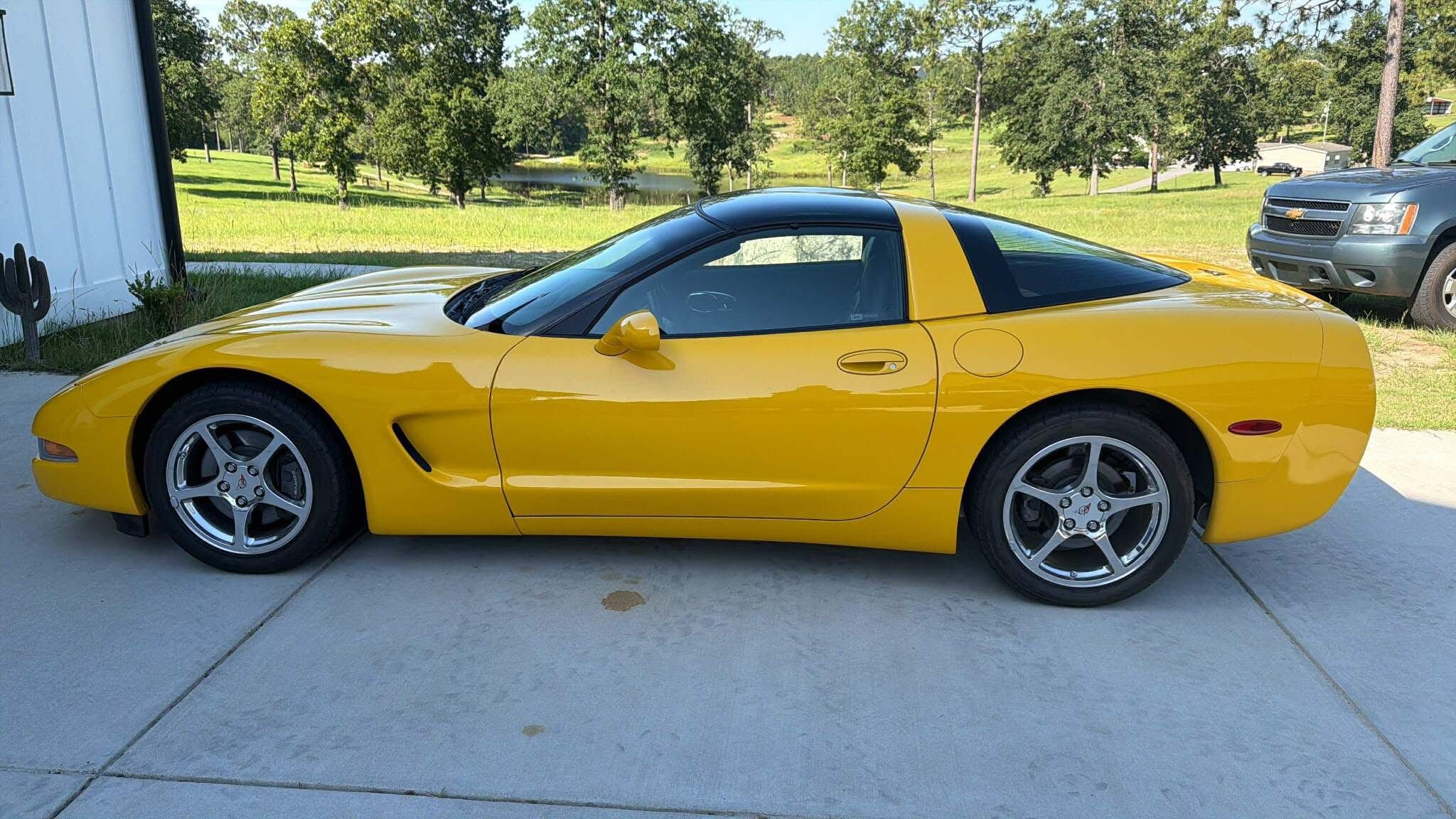 Used 2002 Chevrolet Corvette Coupe w/ Preferred Equipment Group2 RWD image 2