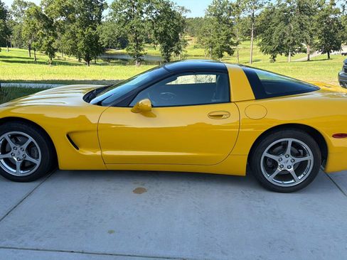 Used 2002 Chevrolet Corvette Coupe w/ Preferred Equipment Group2 RWD image 2